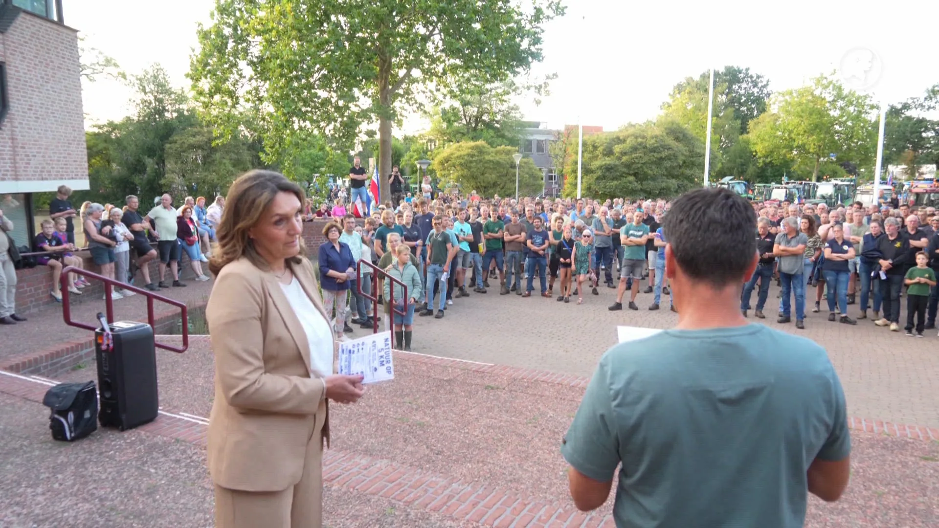 Honderden boeren protesteren met trekkers in Ommen