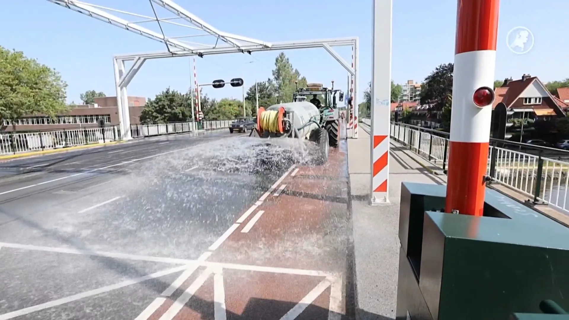 Bruggen gekoeld met water vanwege de hittegolf