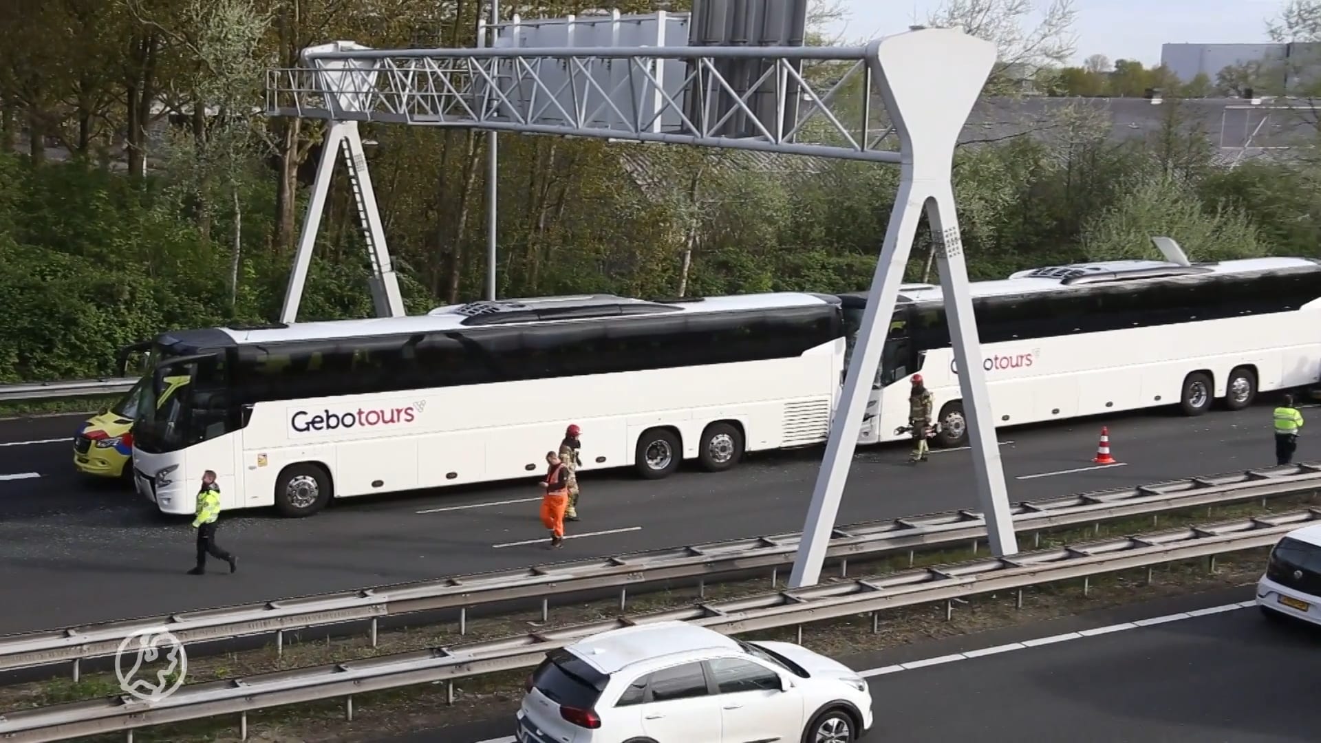 Touringcars en auto botsen op A10