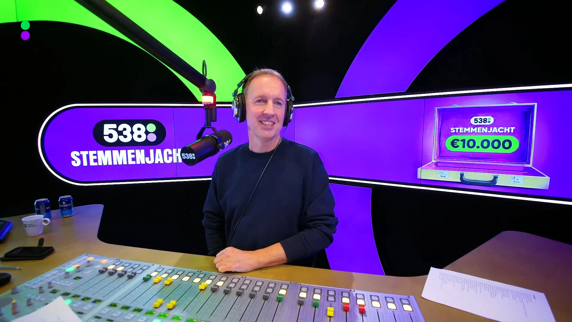 De stamtafelgasten spelen Wie van de Drie (ronde 1)