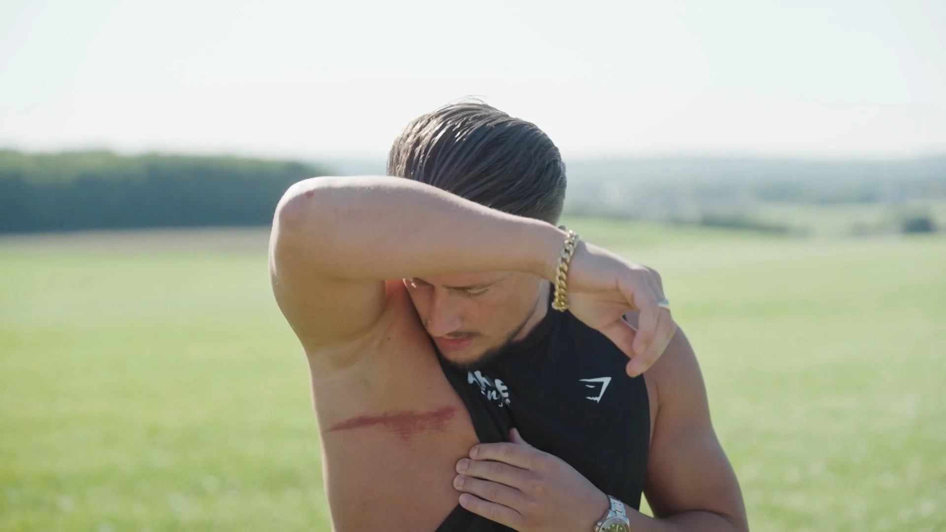 Harrie verwondt zichzelf