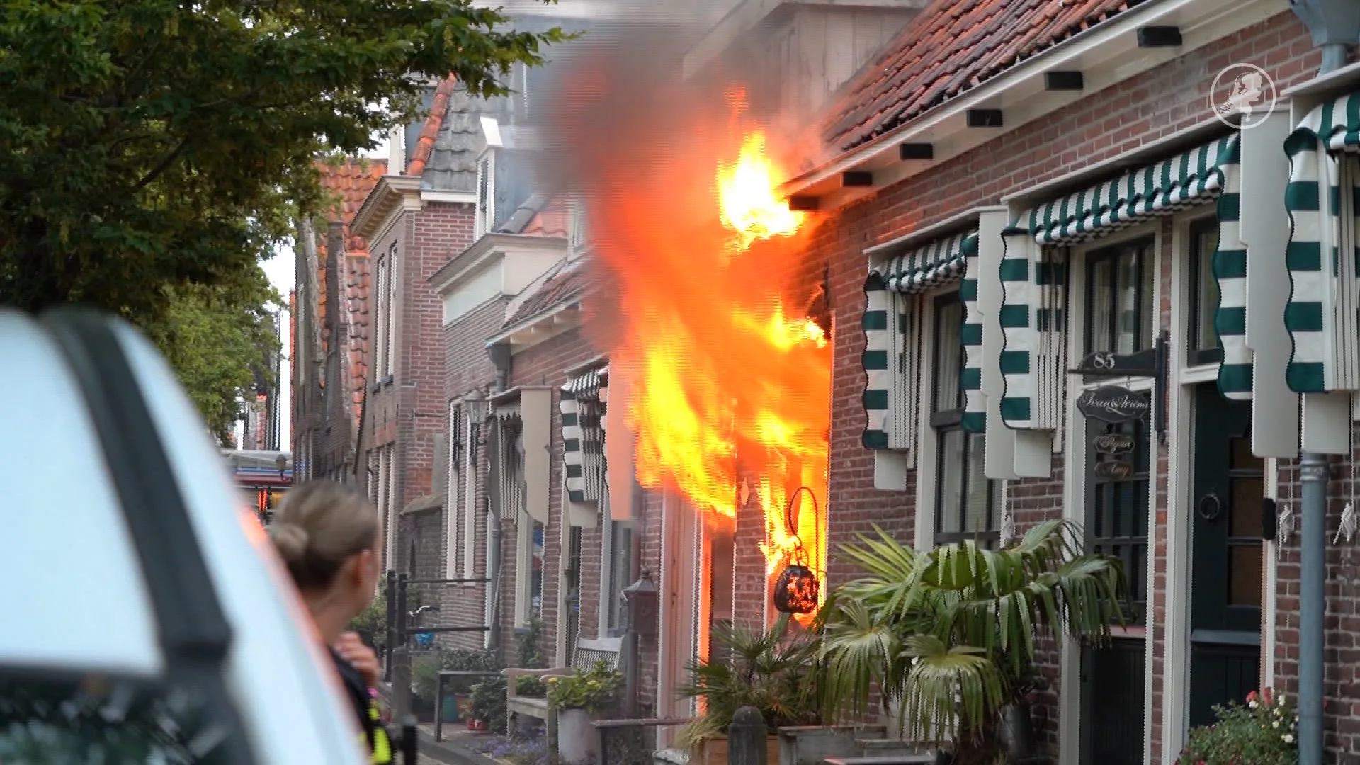 Grote brand in oude binnenstad Enkhuizen, woning zwaar beschadigd