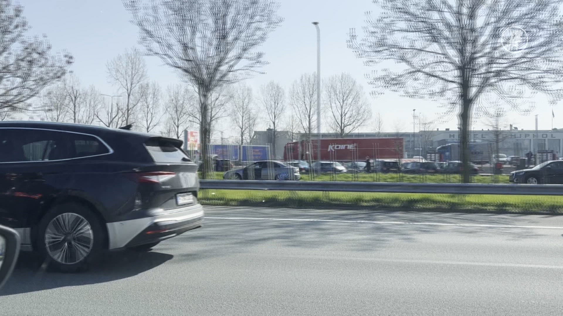 Ajax-fans wachten spelersbus op naast de snelweg A4