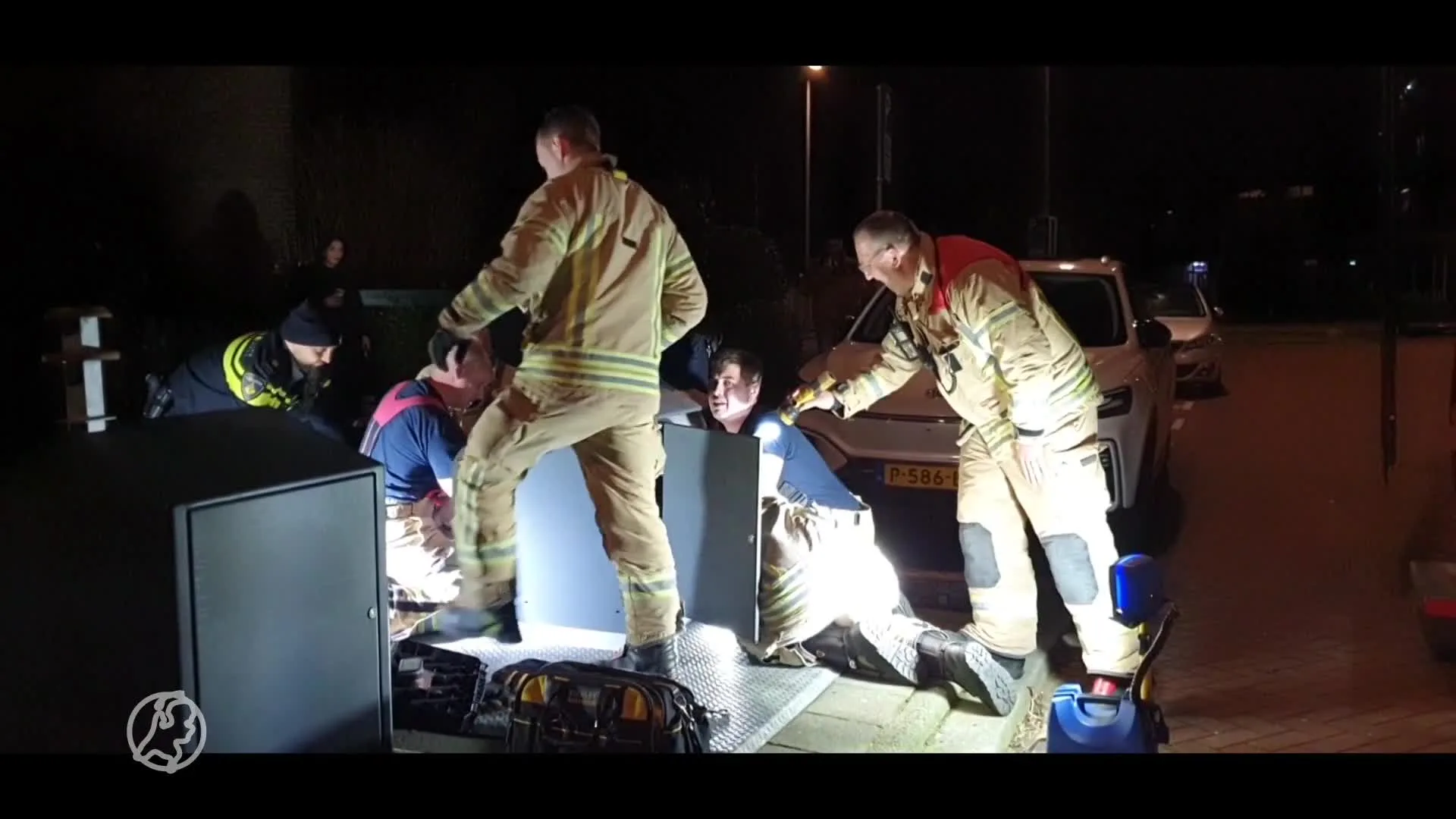 Brandweer bevrijdt vastzittende man uit ondergrondse container