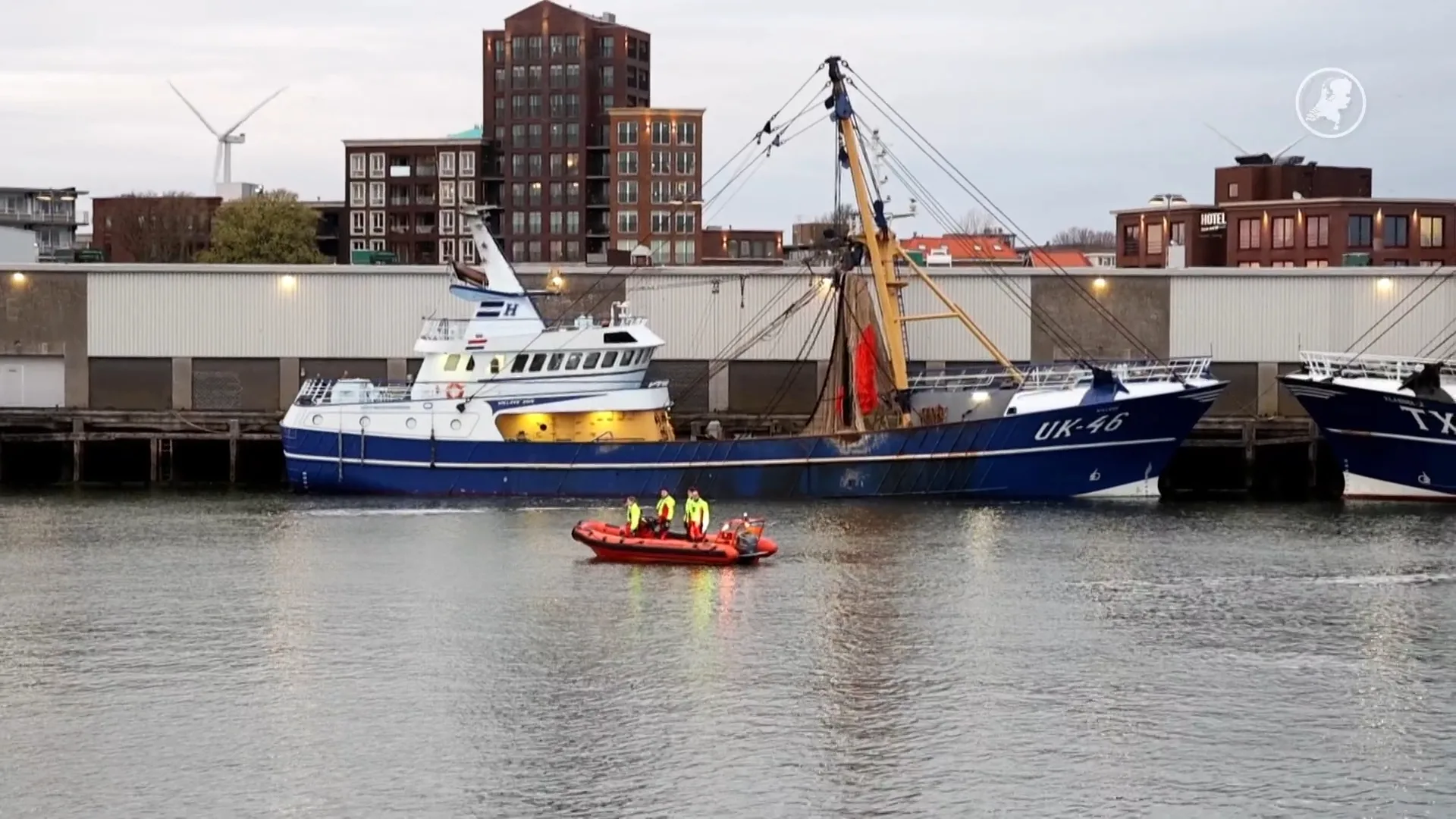 Man (52) valt overboord in IJmuiden en overlijdt later in ziekenhuis