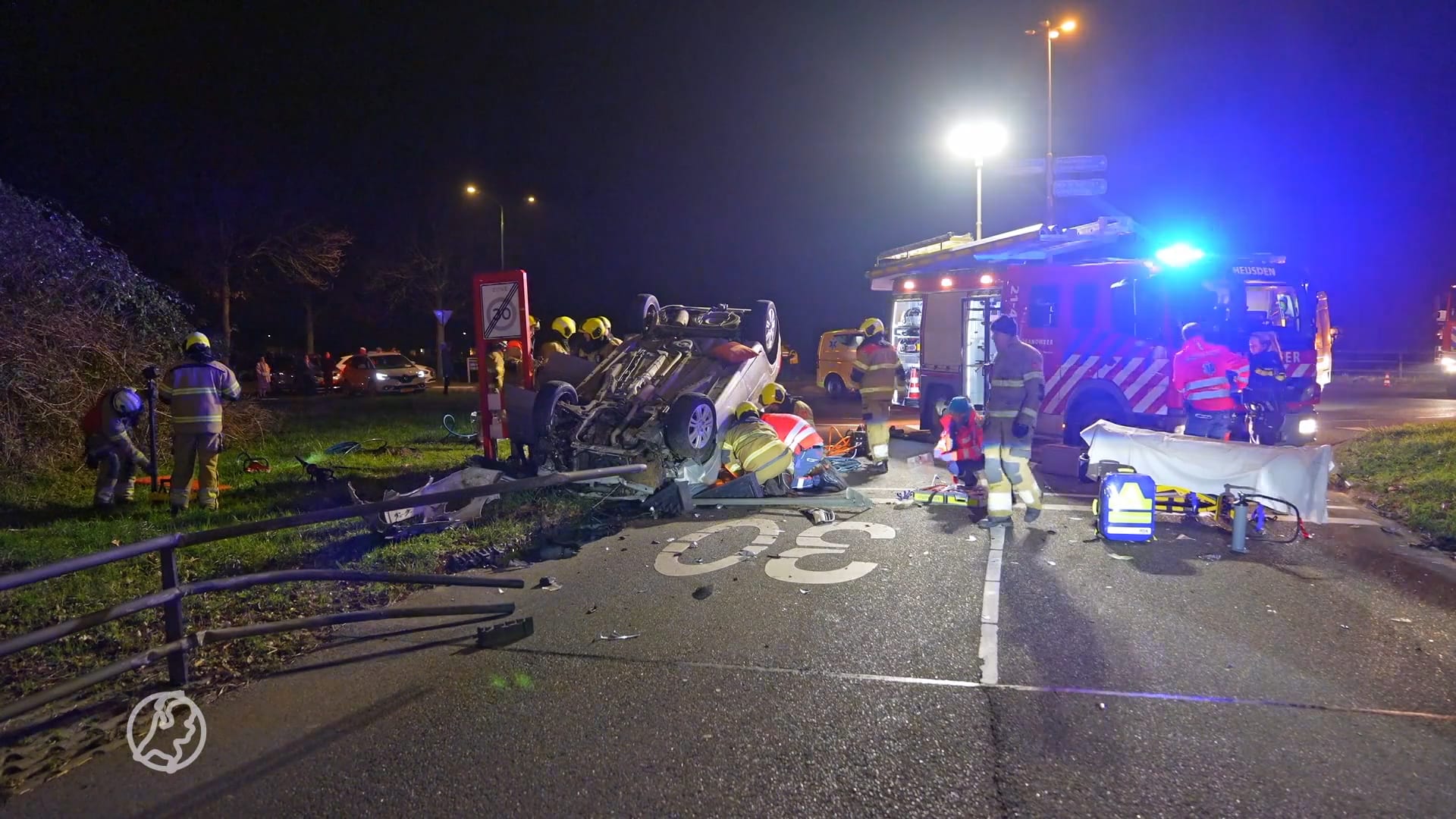 Auto rijdt van viaduct in Heesbeen, bestuurder gewond