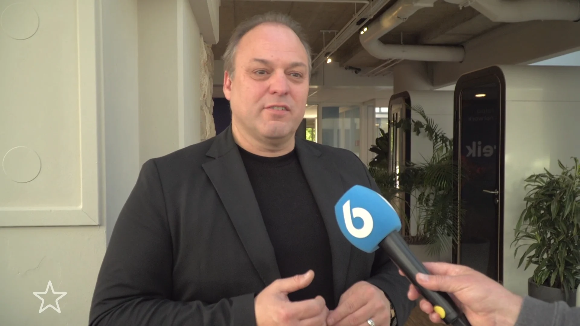 Frans Bauer scheurt met dik 200 km/u op de motor