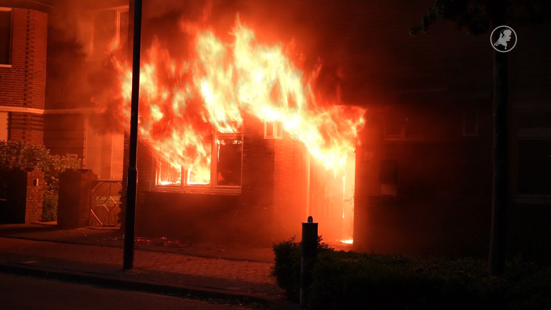 Instortingsgevaar bij grote, felle woningbrand in Rijen