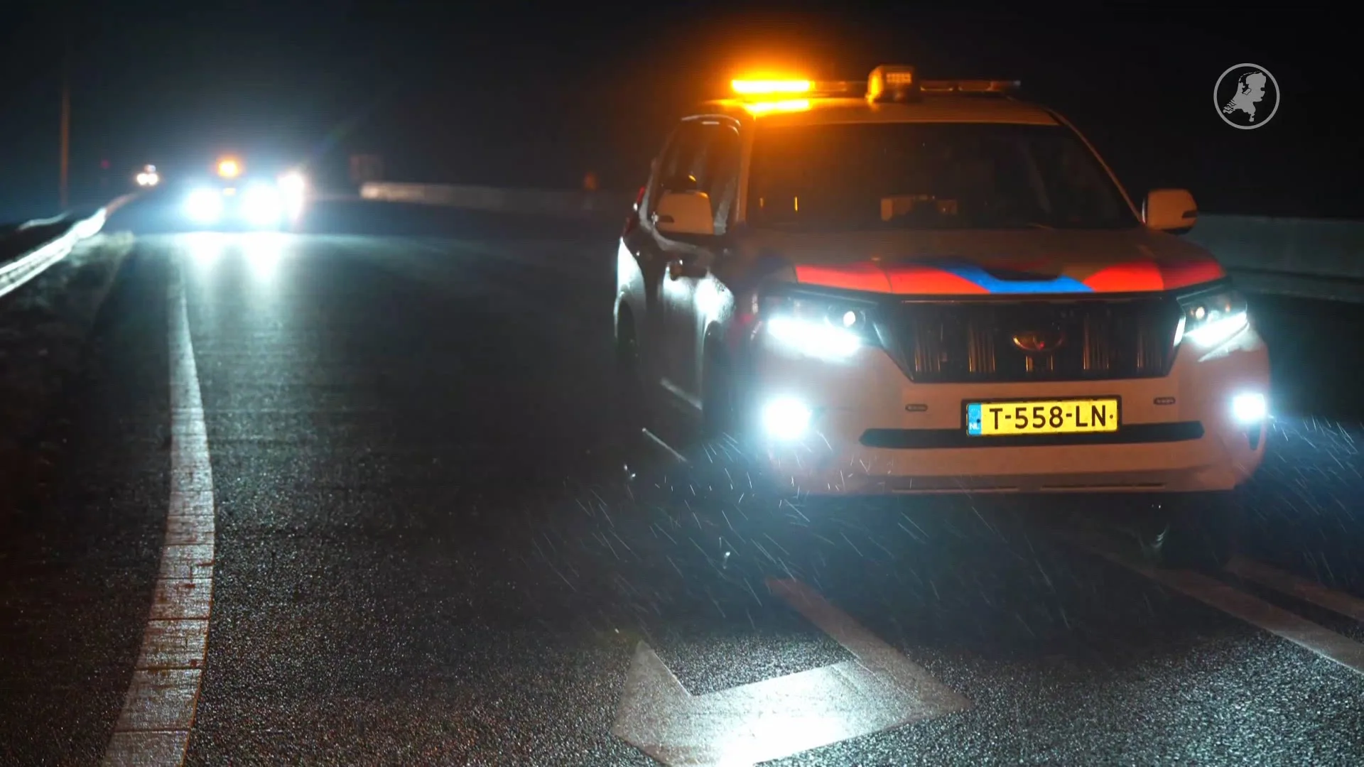 Vrachtwagen botst op vangrail op A28