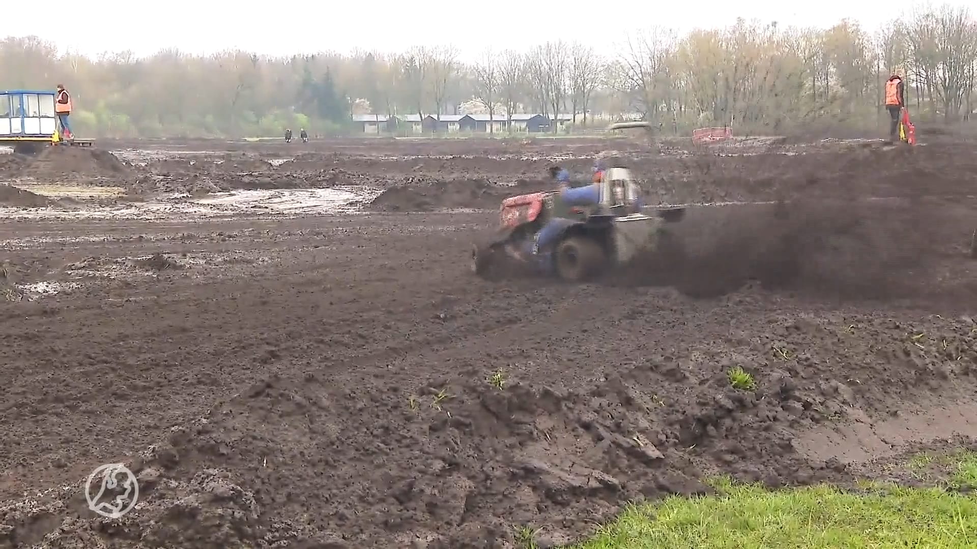 Deze grasmaaiers racen dwars door modder: 'Gaat harder dan honderd kilometer'