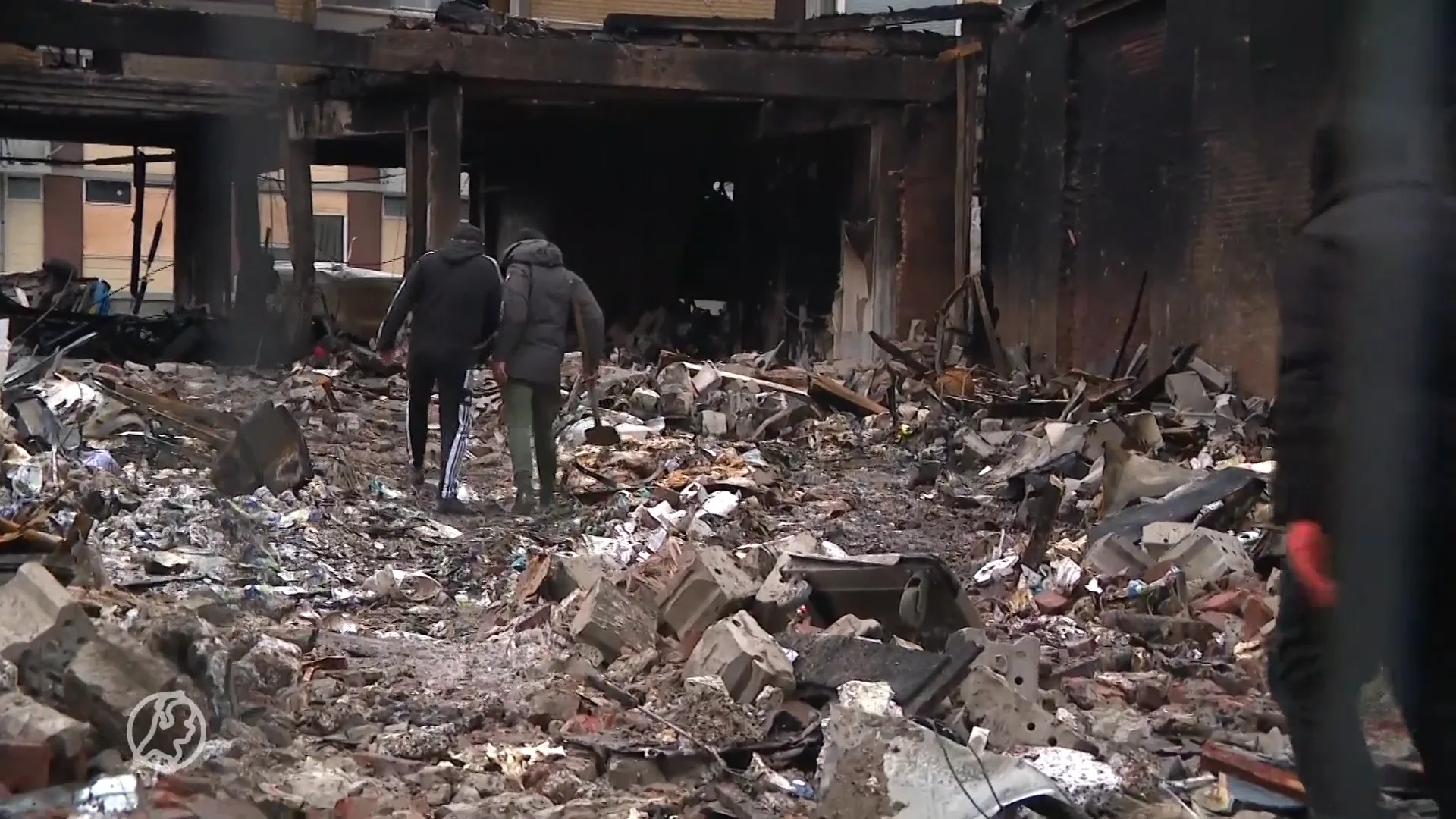 Familie van door explosie vermist geraakte man is wachten zat en zoekt zelf in puin