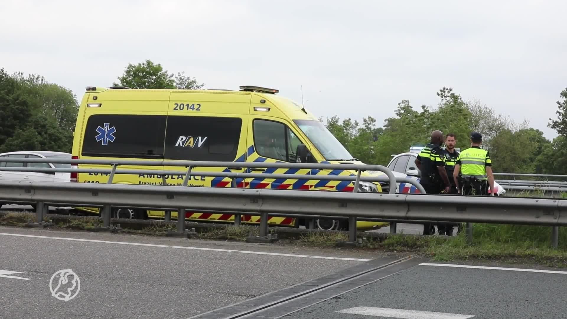 Ernstig ongeluk met meerdere auto's op A17 bij Roosendaal, gewonden naar ziekenhuis