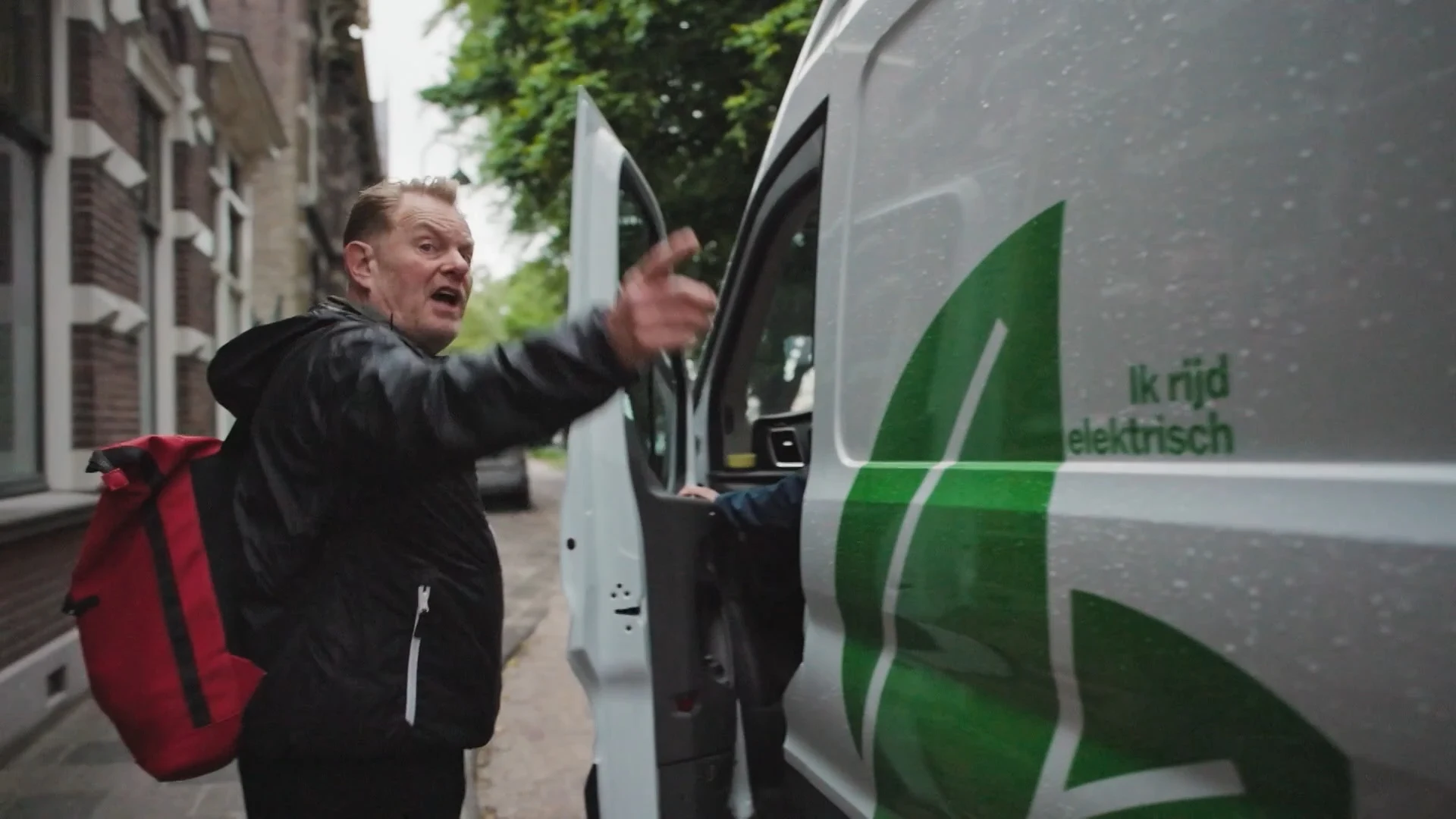 PostNL bus moet aan de kant voor bal van vier meter