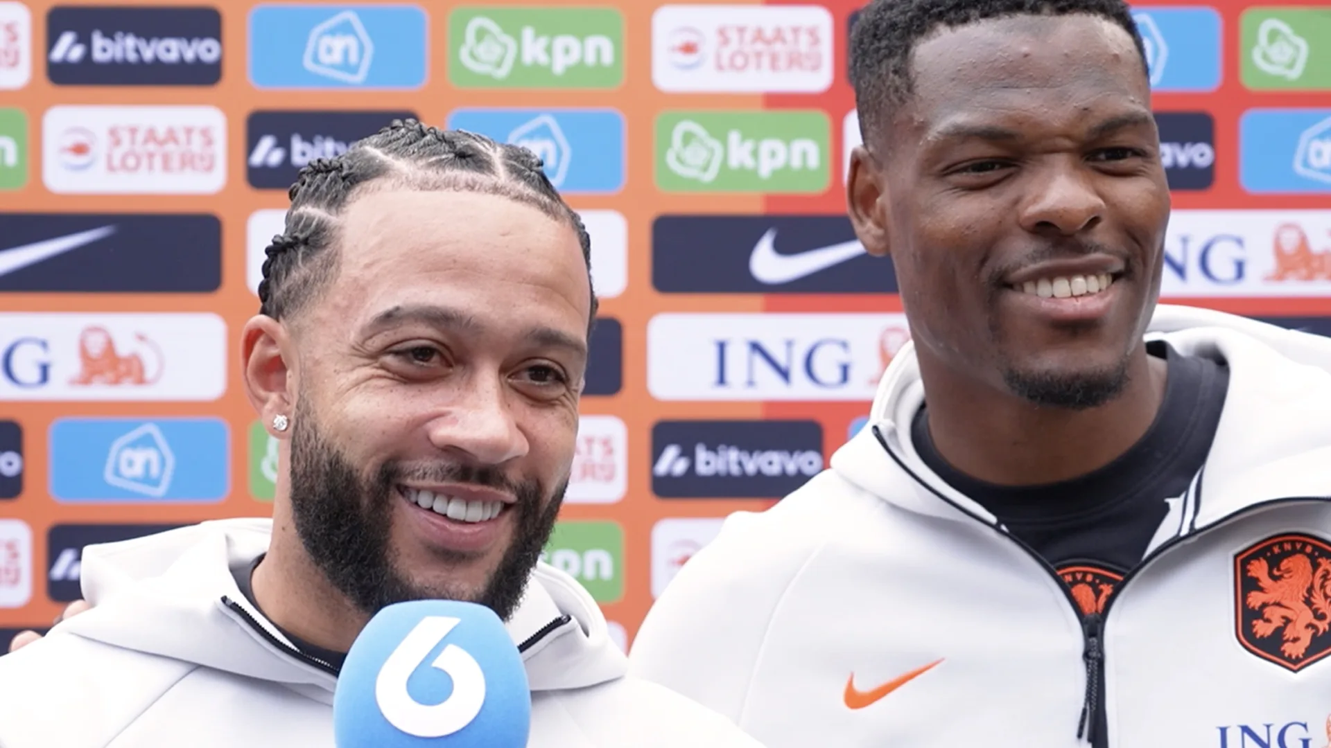 Denzel Dumfries breekt in tijdens interview met Memphis Depay: 'Wat is de vraag?!'