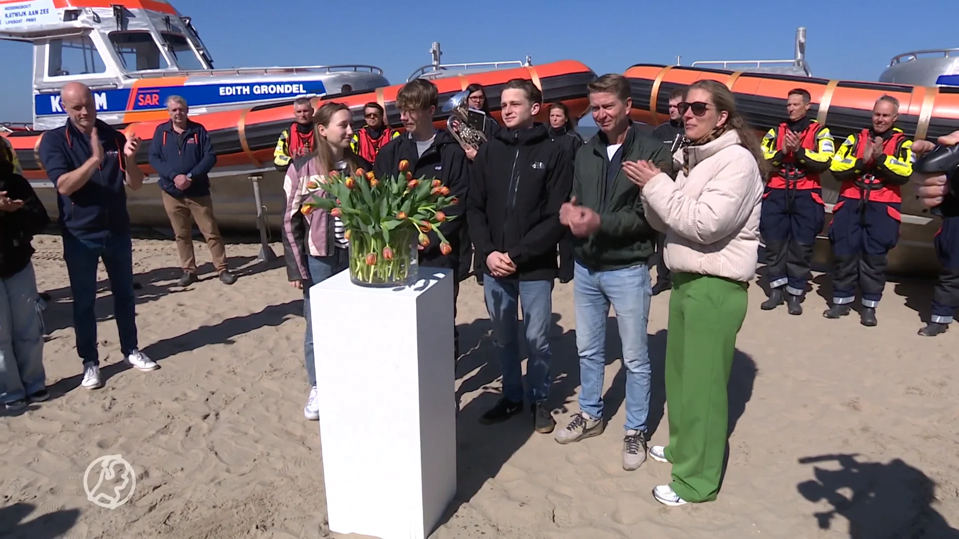Broers en zus omgekomen Tara (12) dopen tulp voor slachtoffers op zee
