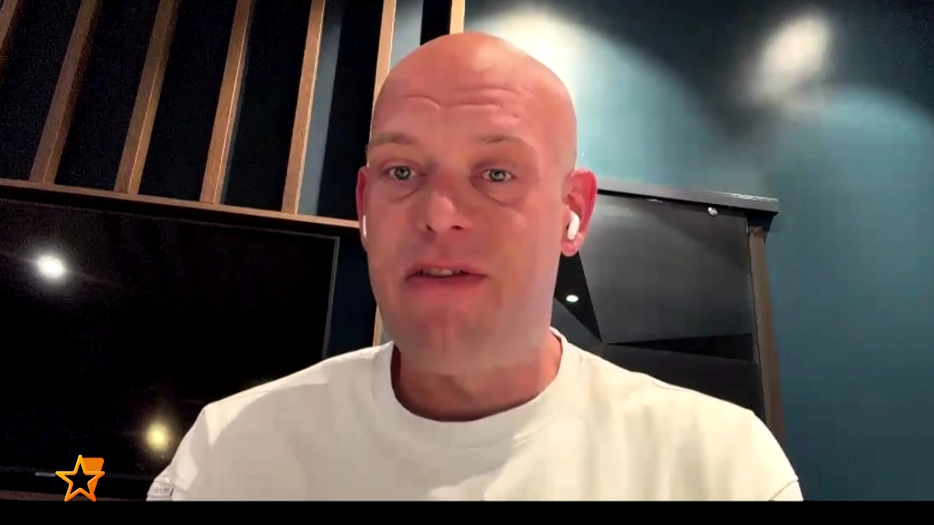 Michael van Gerwen reageert op opstootje: 'In één keer slaat hij mij'