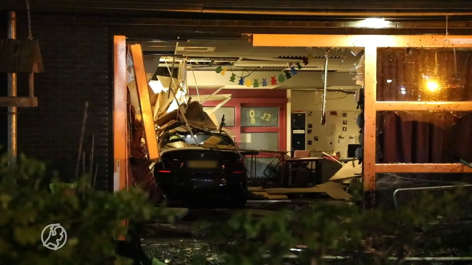 Automobilist boort auto in pand dagbesteding en neemt vervolgens de benen