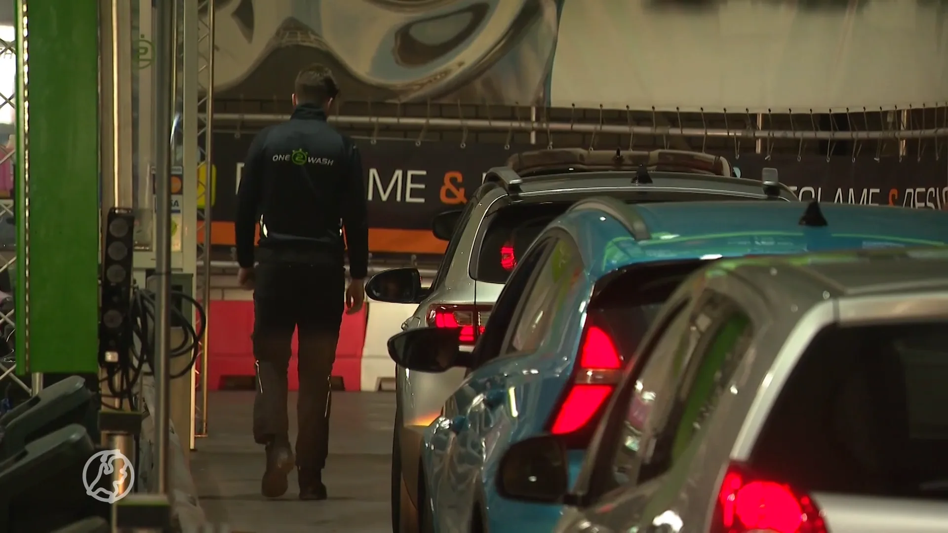 Saharazand zorgt voor drukte bij de wasstraat: 'Vieze gele laag'