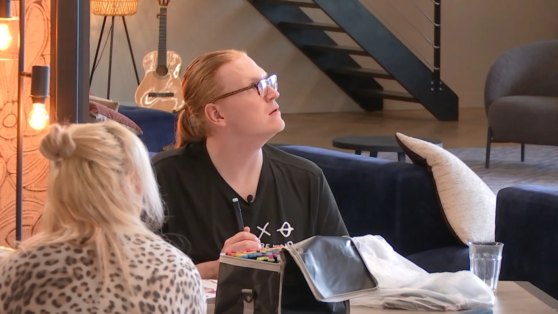 Ricky is het gedoe om het eten zat