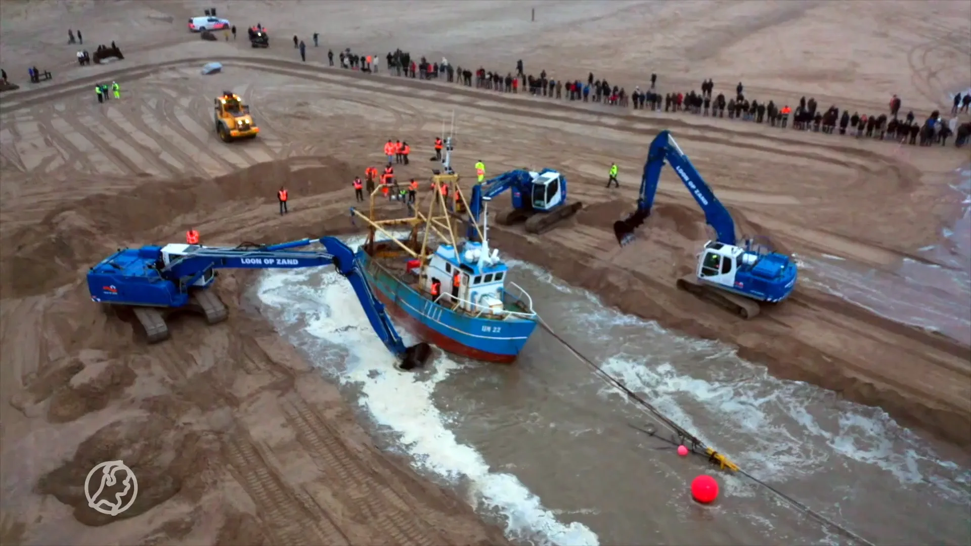 Na tal van pogingen is gestrande kotter los van strand Zandvoort