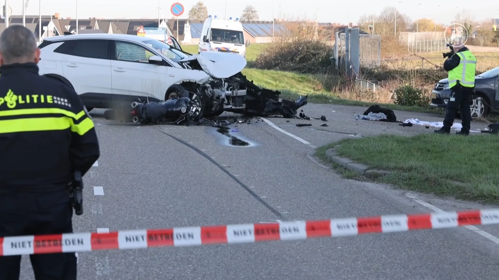 Motorrijder zwaargewond na aanrijding met personenauto in Zwijndrecht