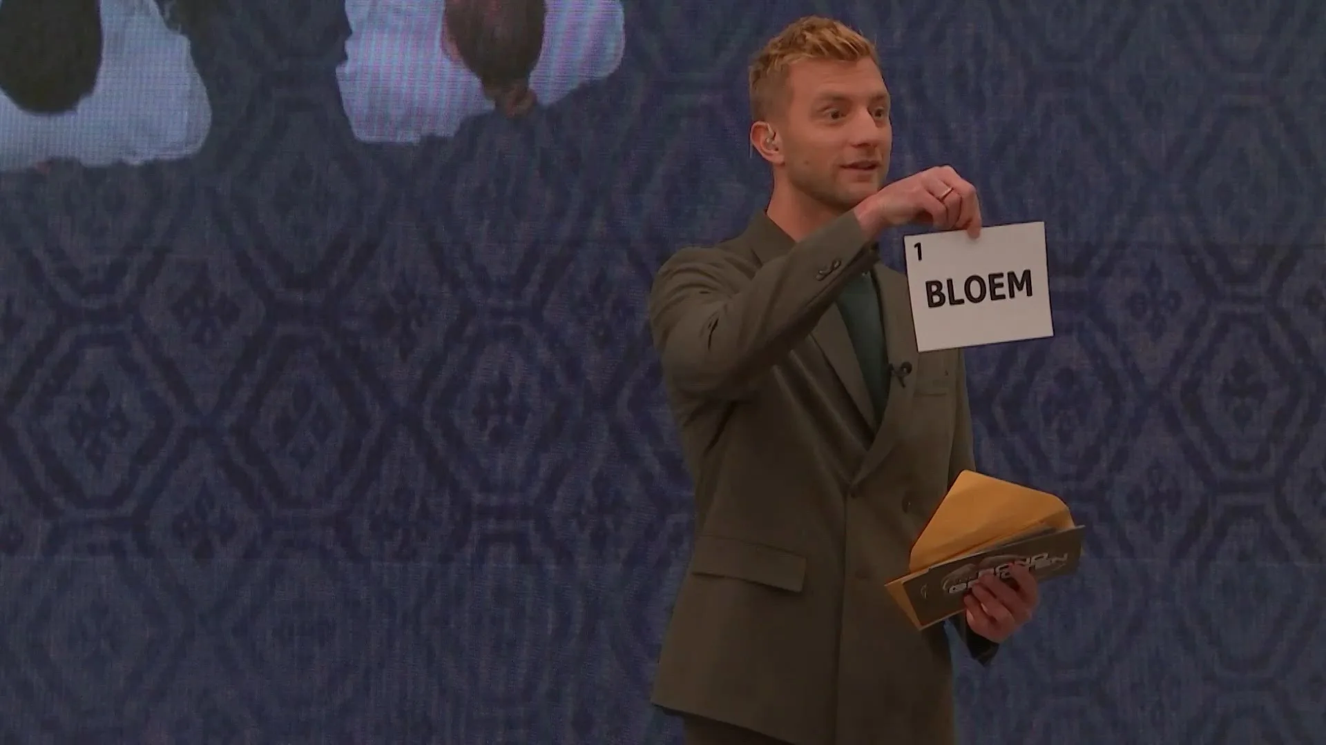 De Gieren beelden een bloem uit