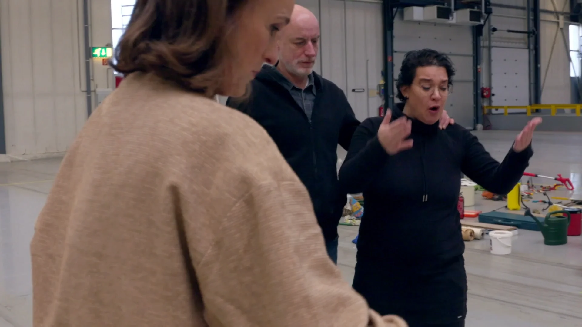 Afstand doen van spullen blijkt niet zo gemakkelijk voor Debora