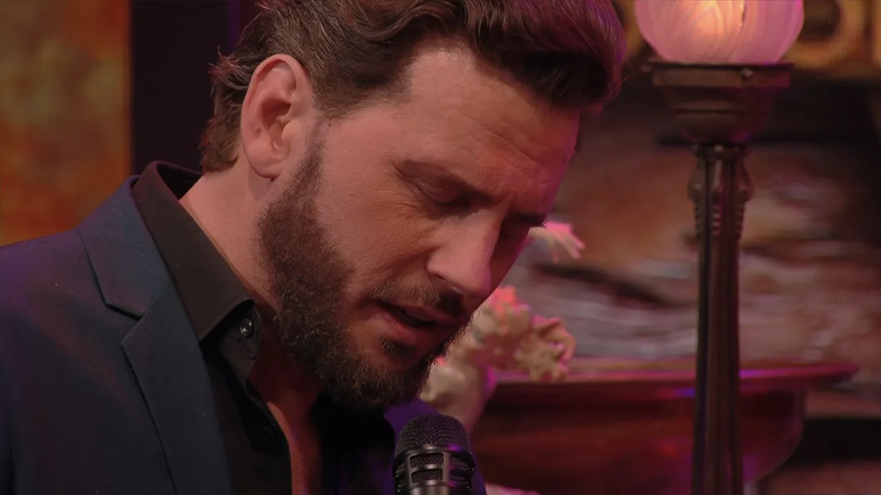 Prachtig! Bouke betovert De Oranjewinter-studio met 'Are You Lonesome Tonight'