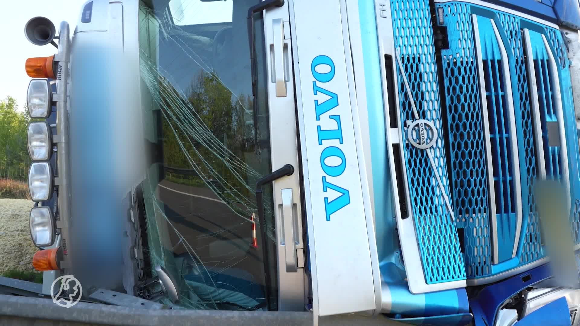 Snelweg verandert in snackbar: vrachtwagen kantelt en verliest lading patat