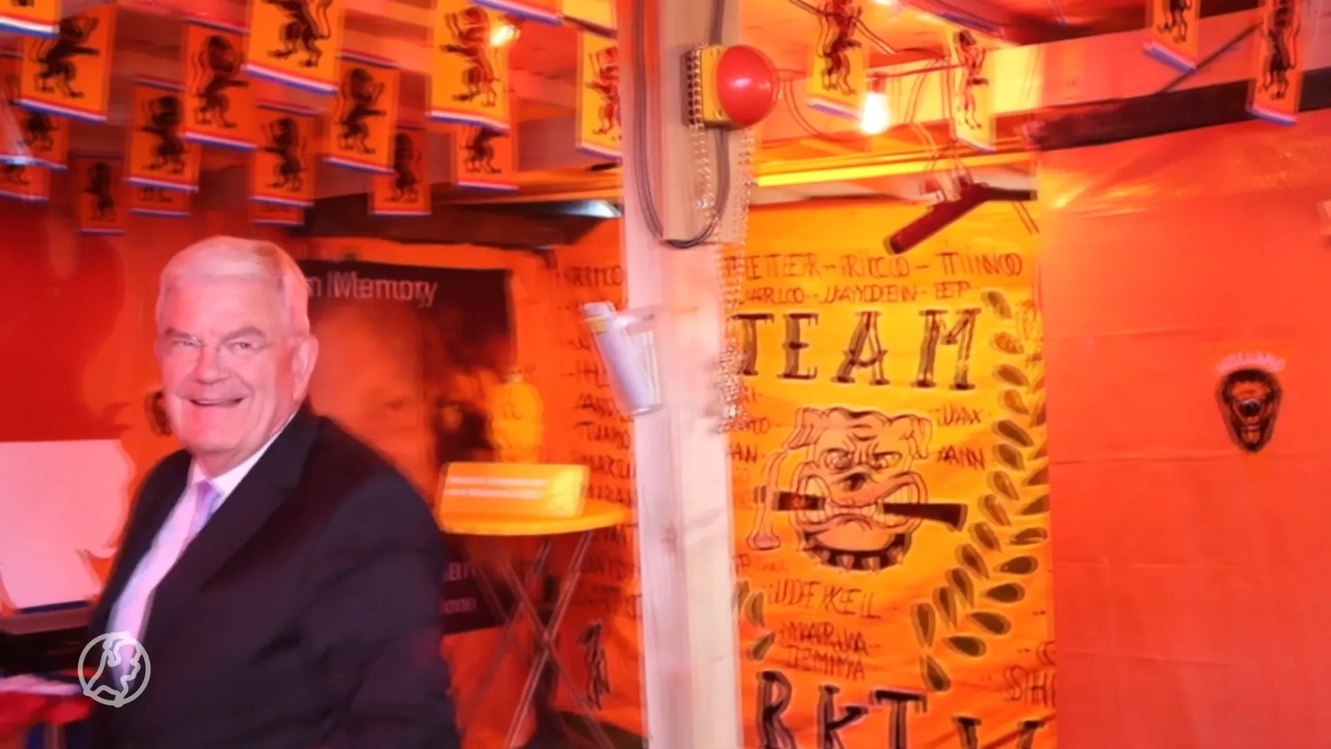 Burgemeester Van Zanen bezoekt 'mooiste Oranjestraat van Nederland'