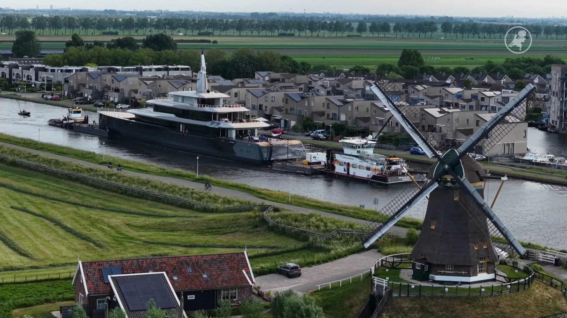 Gigantisch megajacht trekt bekijks tijdens tocht door Alphen