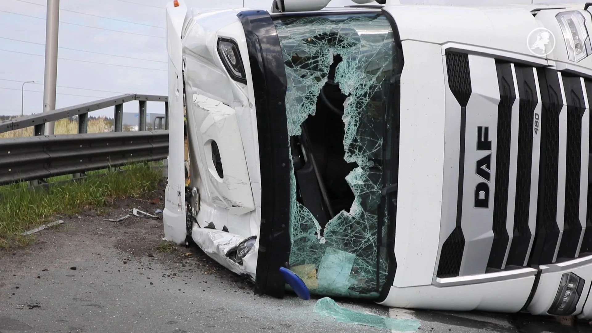 Gekantelde vrachtwagen op verbindingsweg A1 en A50