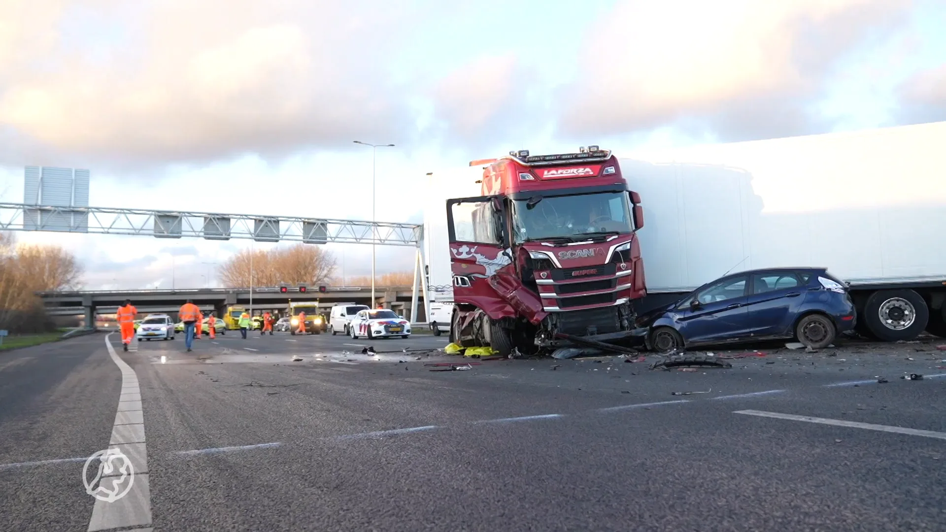 A16 bij Ridderkerk de hele avond dicht na ongeluk