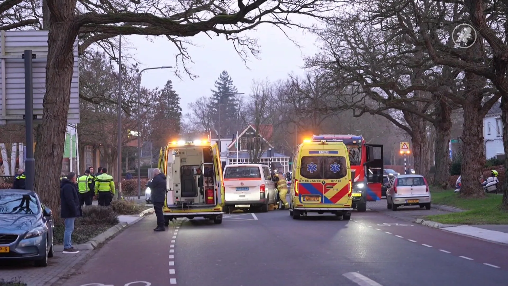 Kind bekneld onder taxibusje na aanrijding in Dieren