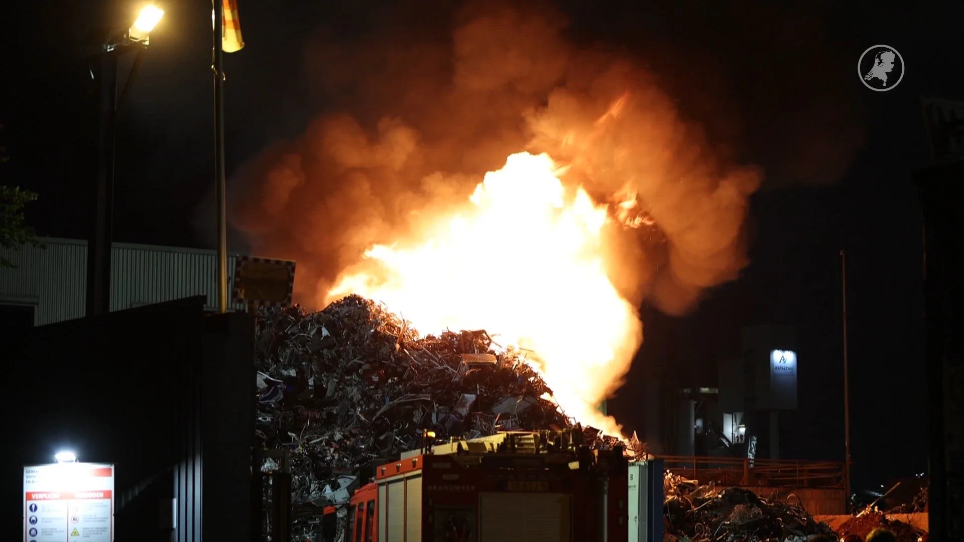 Harde knallen gehoord bij zeer grote brand