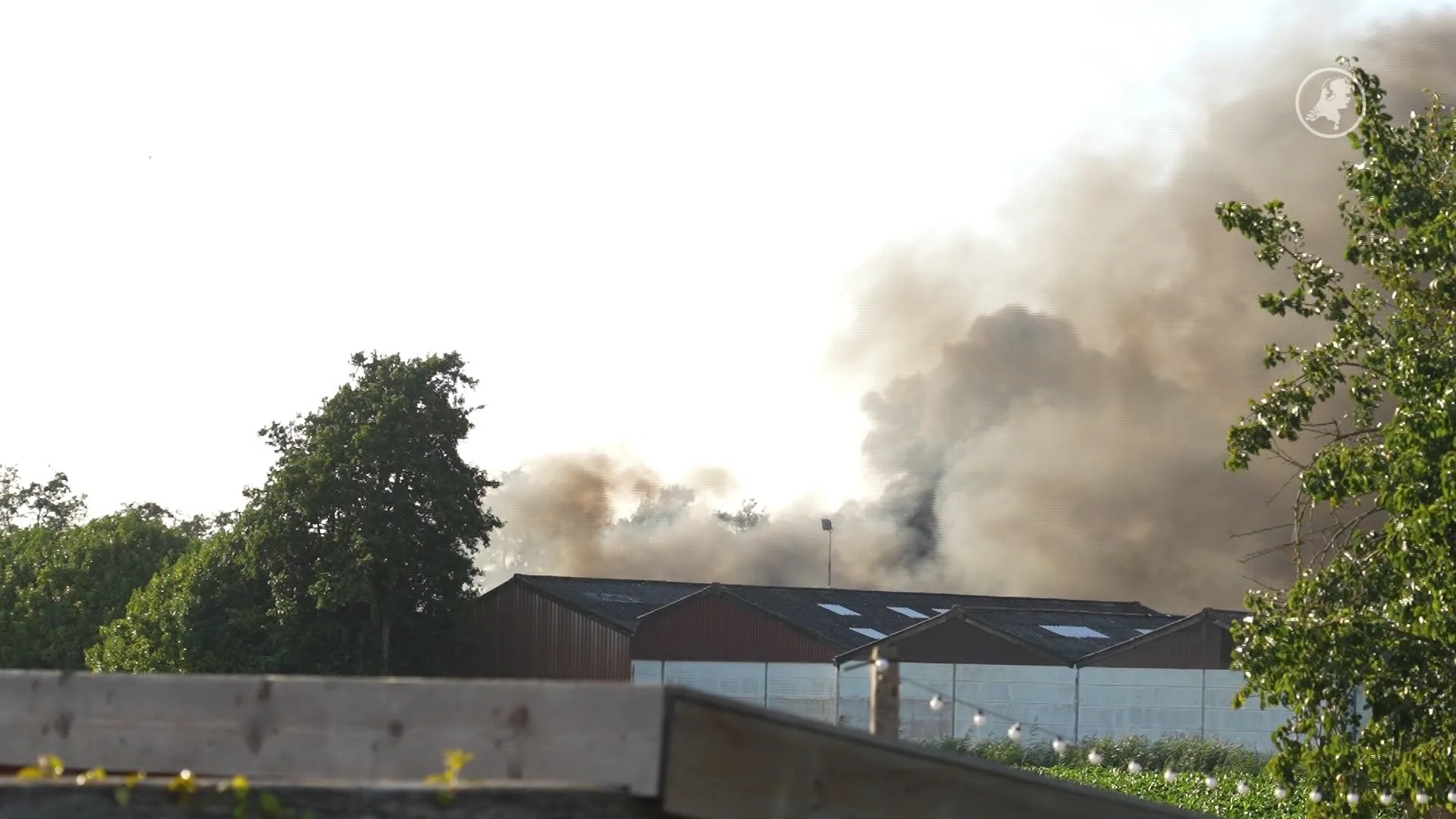 Acht campers verwoest door grote brand bij stalling in Almkerk