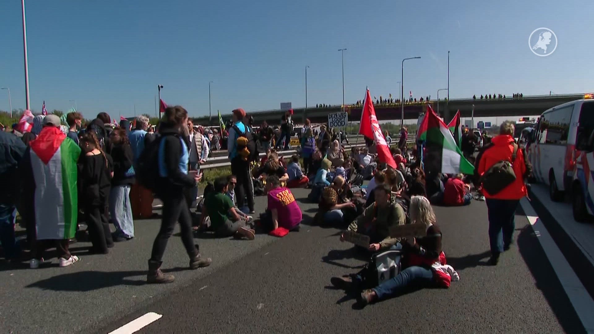 Grote groep klimaatdemonstranten loopt A12 op