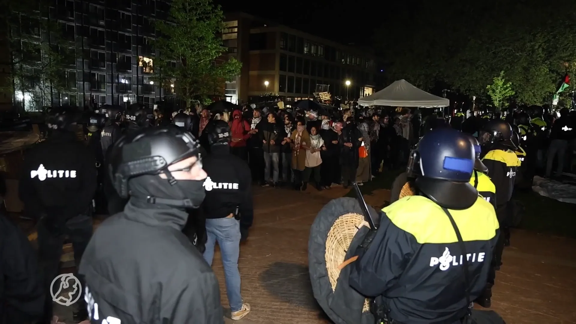 Politie ontruimt protestkamp UvA, 125 demonstranten opgepakt