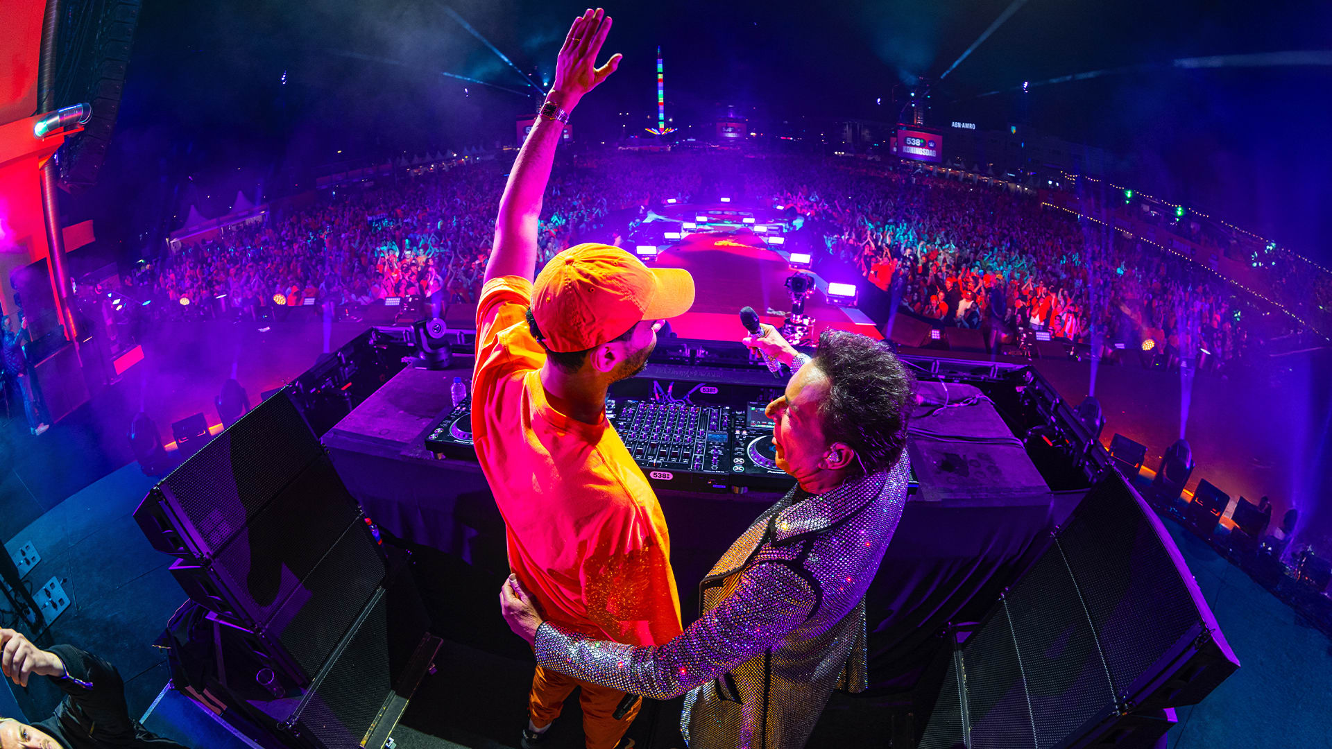 Afrojack haalt Gerard Joling op het podium tijdens 538 Koningsdag 2026