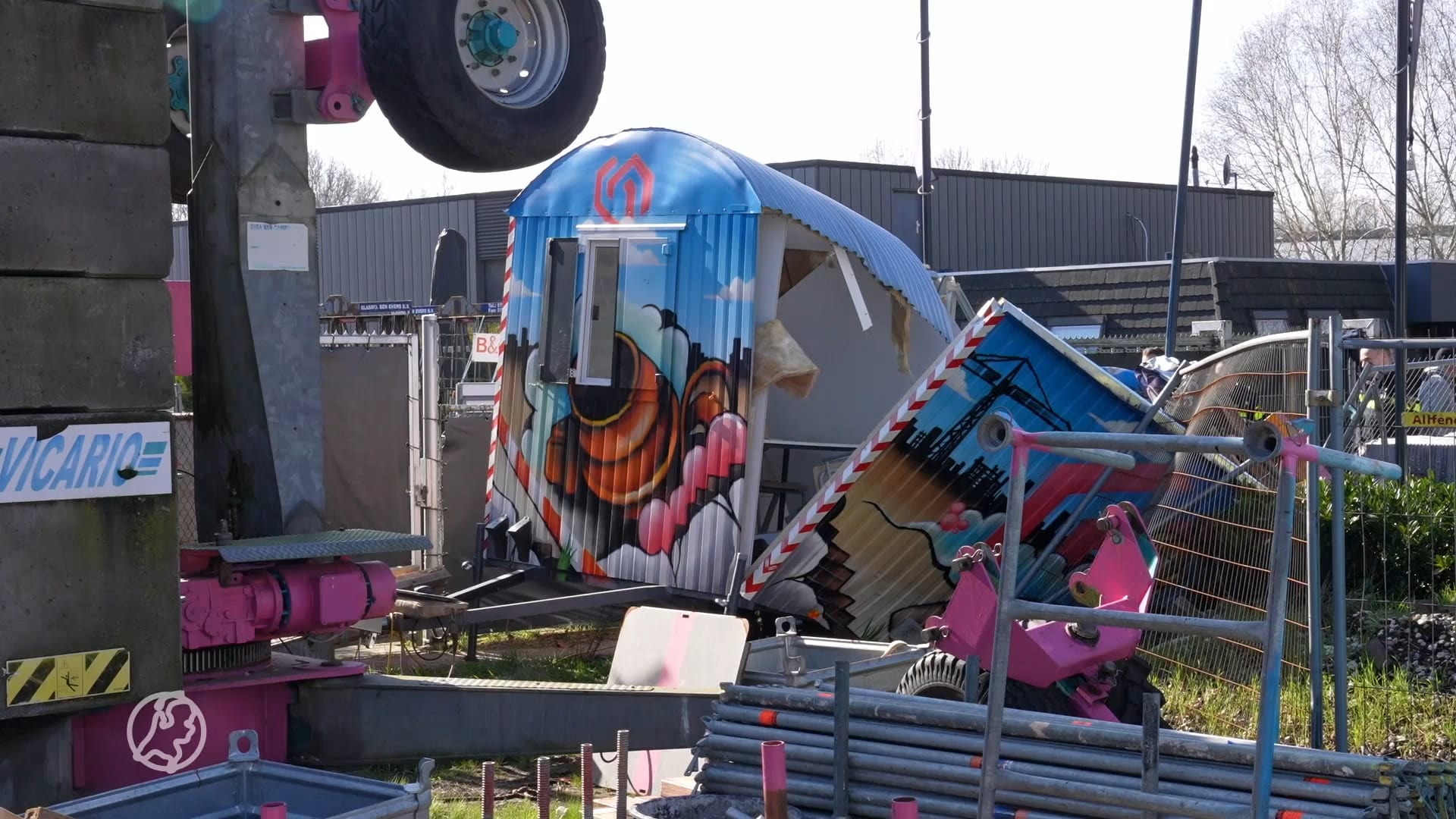 Zeker één gewonde nadat pallet met stenen op schaftkeet valt