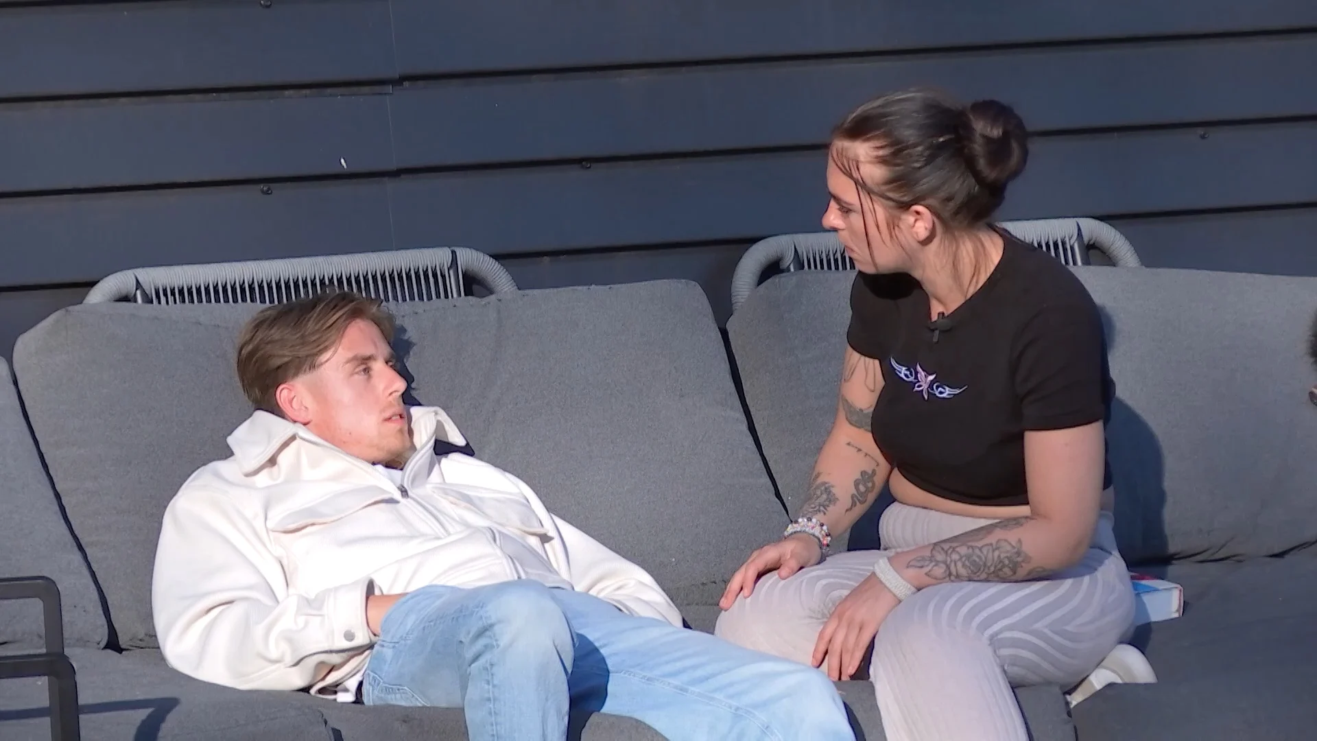 Roxy vindt het gedrag van Robert asociaal