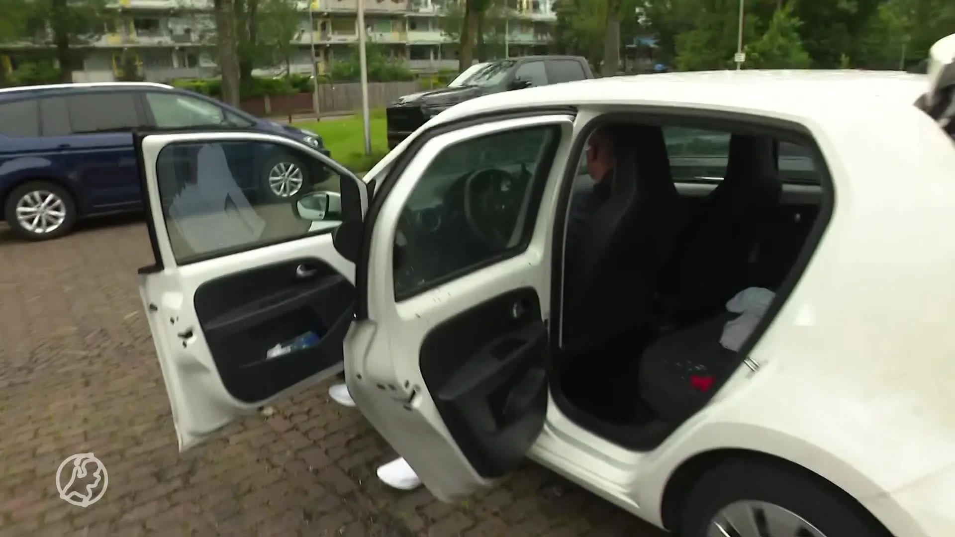 Meerdere auto's in brand gestoken in Delft: 'Het lijkt wel een oorlogsgebied'