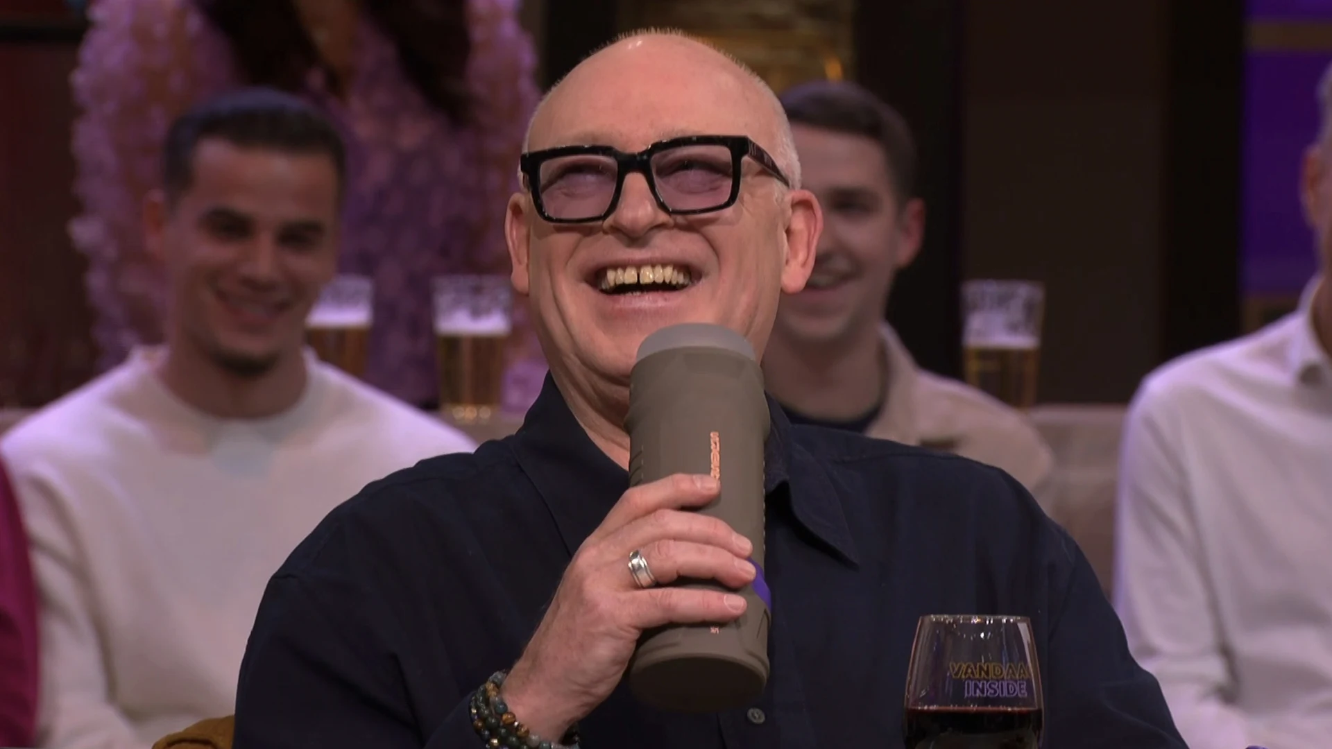 René van der Gijp beoordeelt seksspeeltje bij Vandaag Inside: 'Hier krijg ik 'm niet in hoor!'