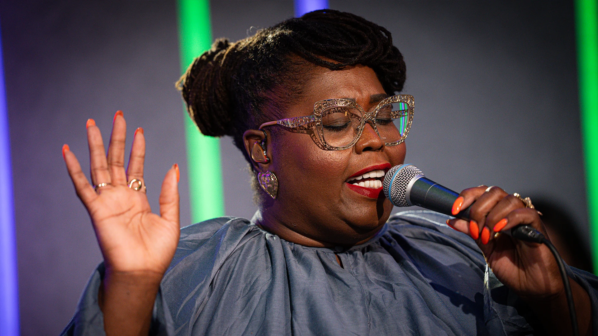Sven Figee & Shirma Rouse doen Rise Up van Andra Day op 538