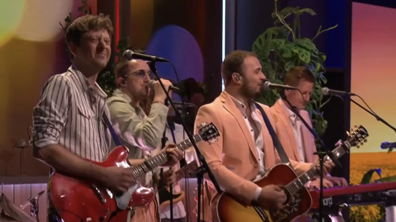 Bee Gees Forever zorgt met 'Stayin' Alive' voor heerlijke opening van De Oranjezondag!