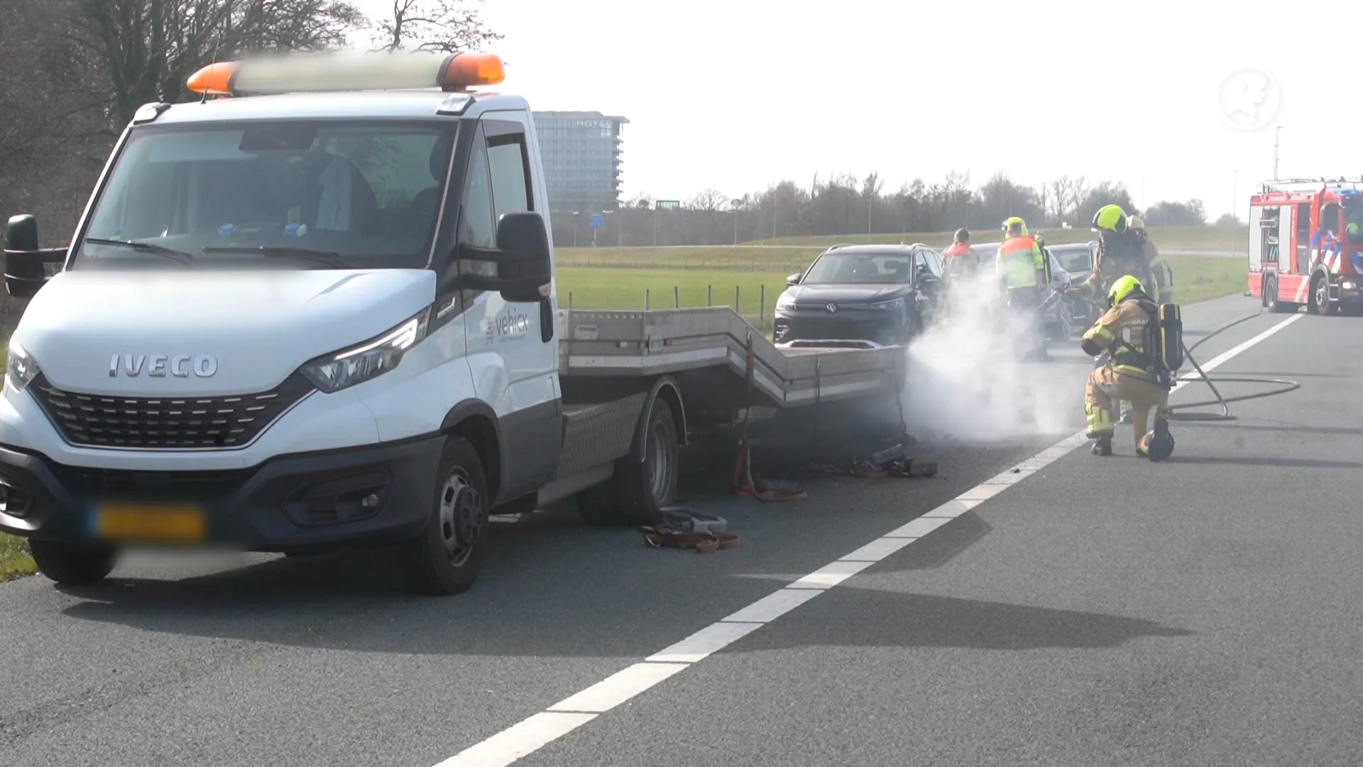Trailer vliegt in brand op A1, chauffeur redt meerdere auto's