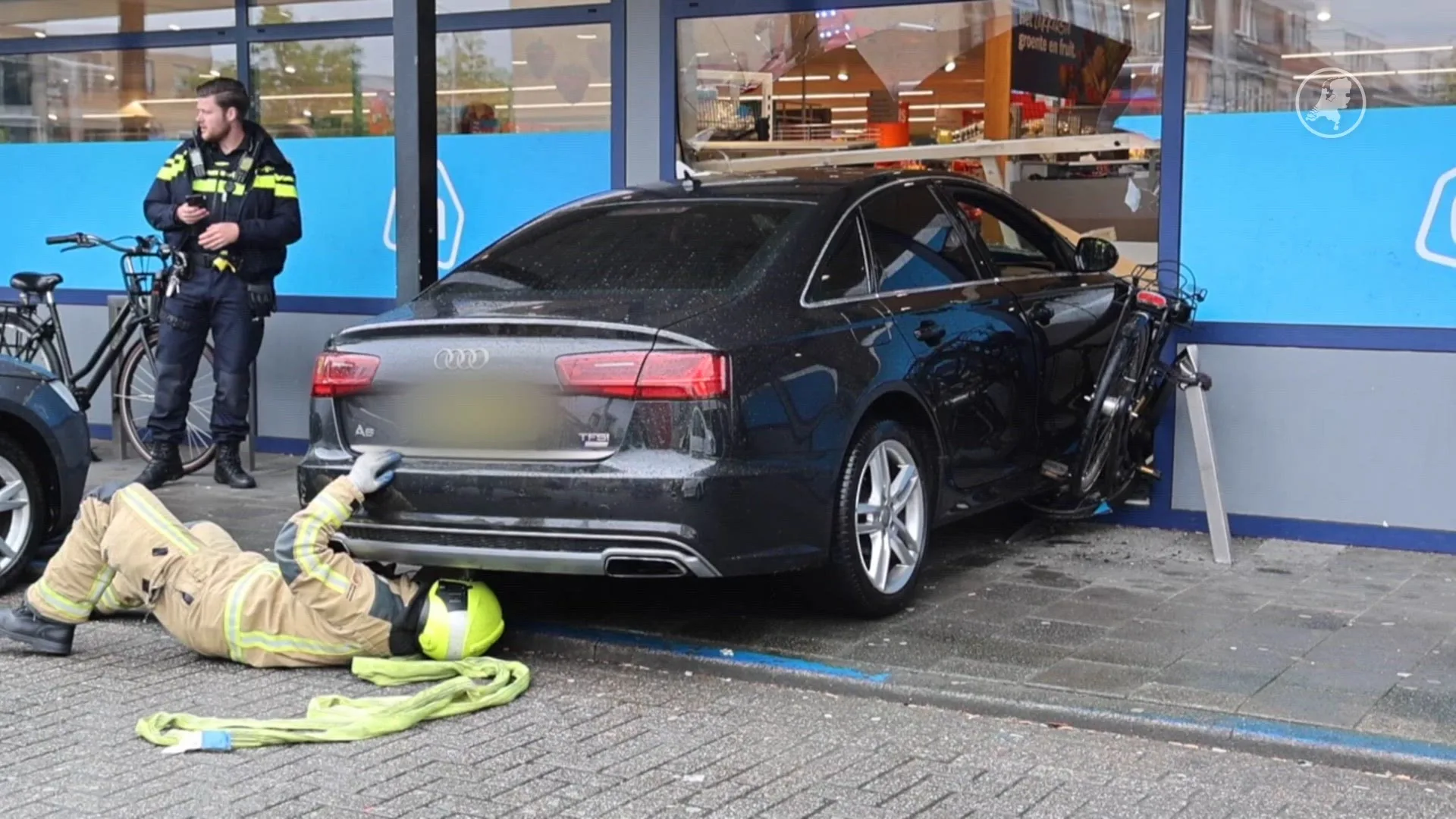 Automobiliste rijdt door gevel van supermarkt in Wateringen