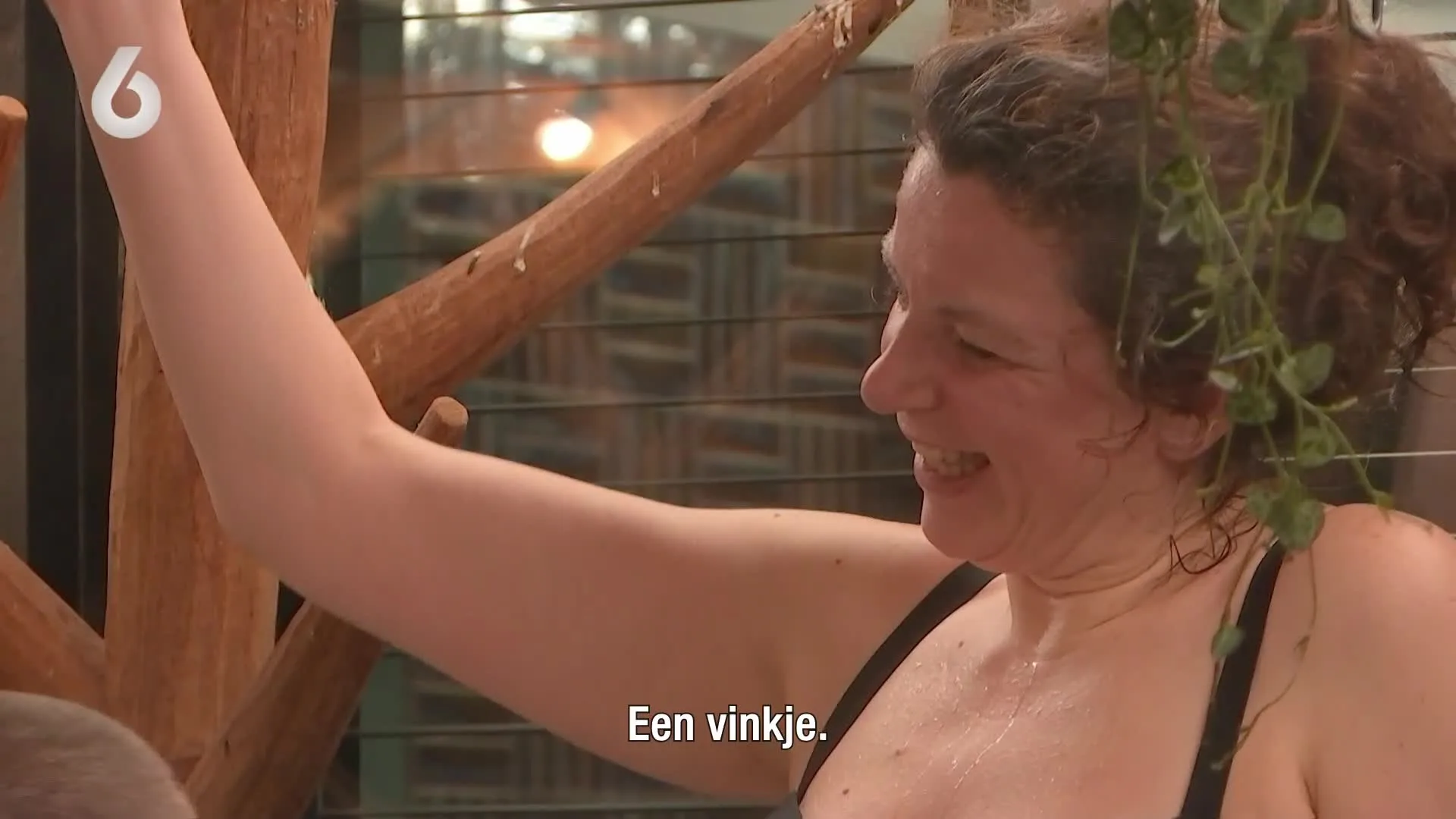 Wieger likt buik van date in Lang Leve de Liefde