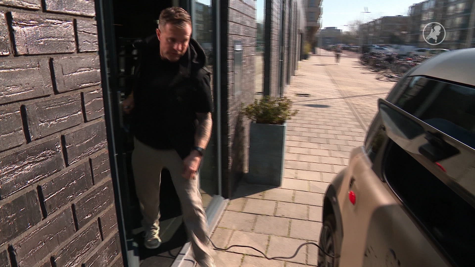 Sportschoolhouder moet logo op auto bedekken: 'Elke dag 1 april in Amsterdam'