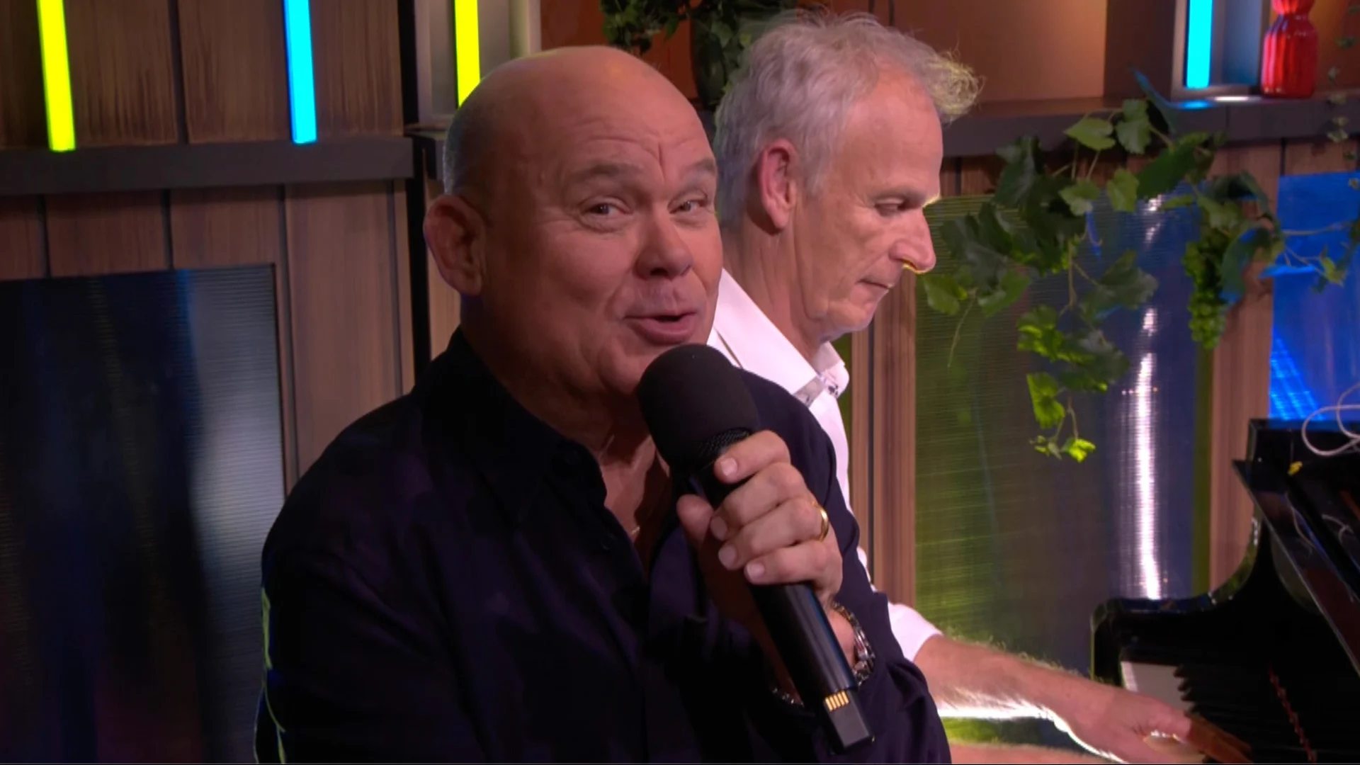 Paul de Leeuw trakteert De Oranjezondag-studio op een prachtige toegift met 'Ik heb je lief'